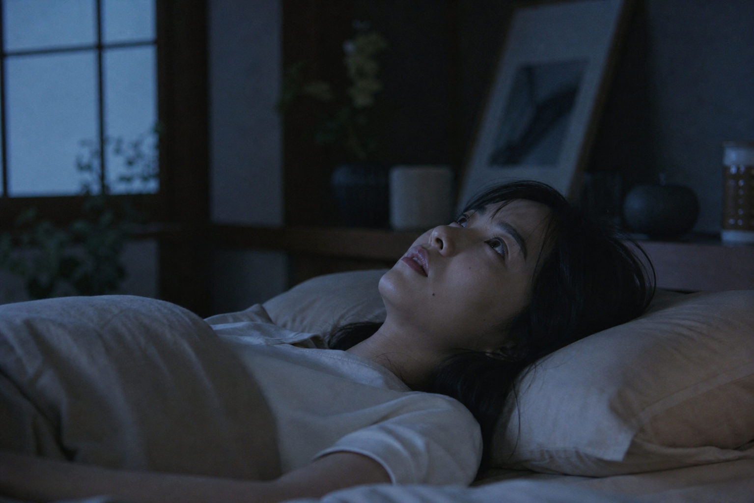 夜眠れない女性。脳が防衛モードを解除できず24時間休めない状態