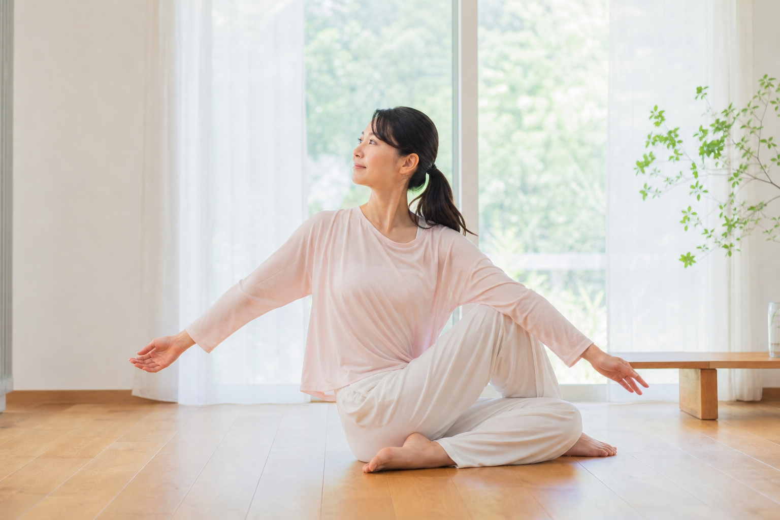 背中のストレッチをする女性。自分で動ける背中をマスターするステップ2